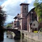 L'église de l'Assomption depuis les rives de la Nive.